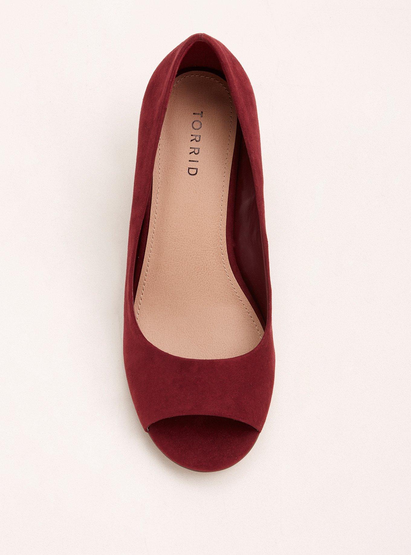 Wide width red store wedges