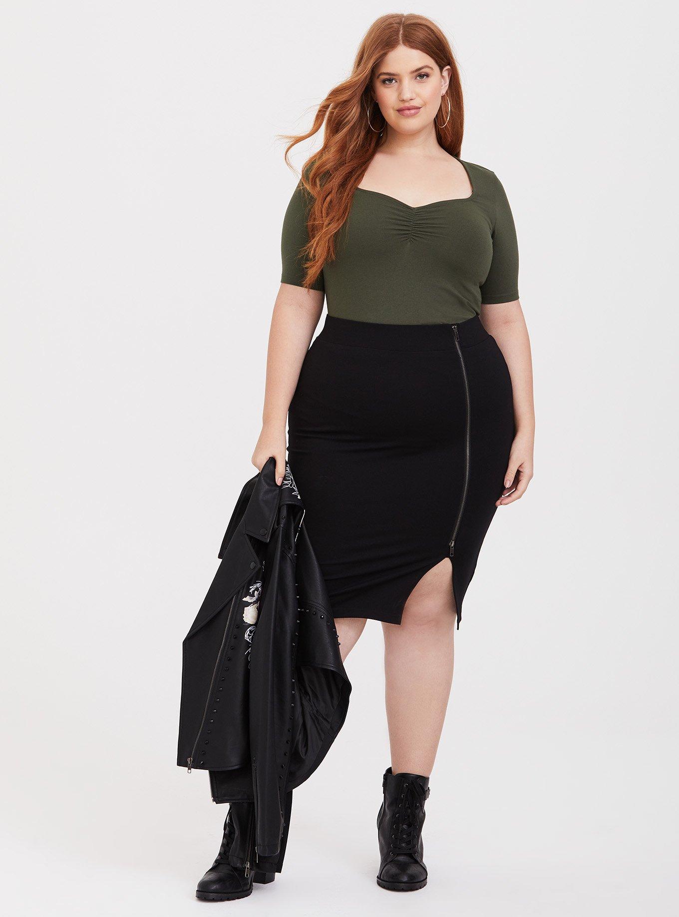 Plus size black pencil best sale skirt outfit