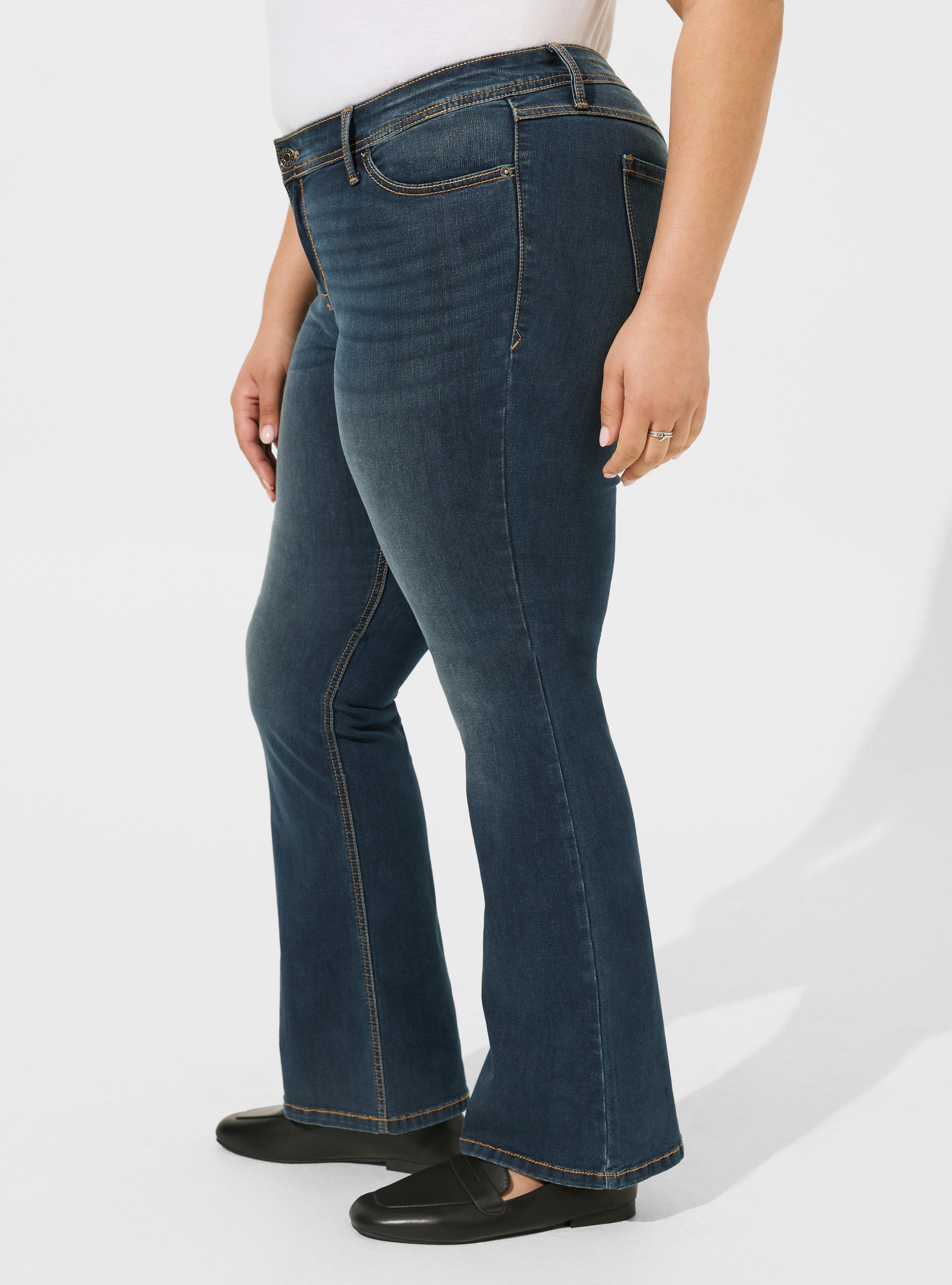 Women's Curvy Mid-Rise Medium Wash Boot Jeans, Women's Bottoms