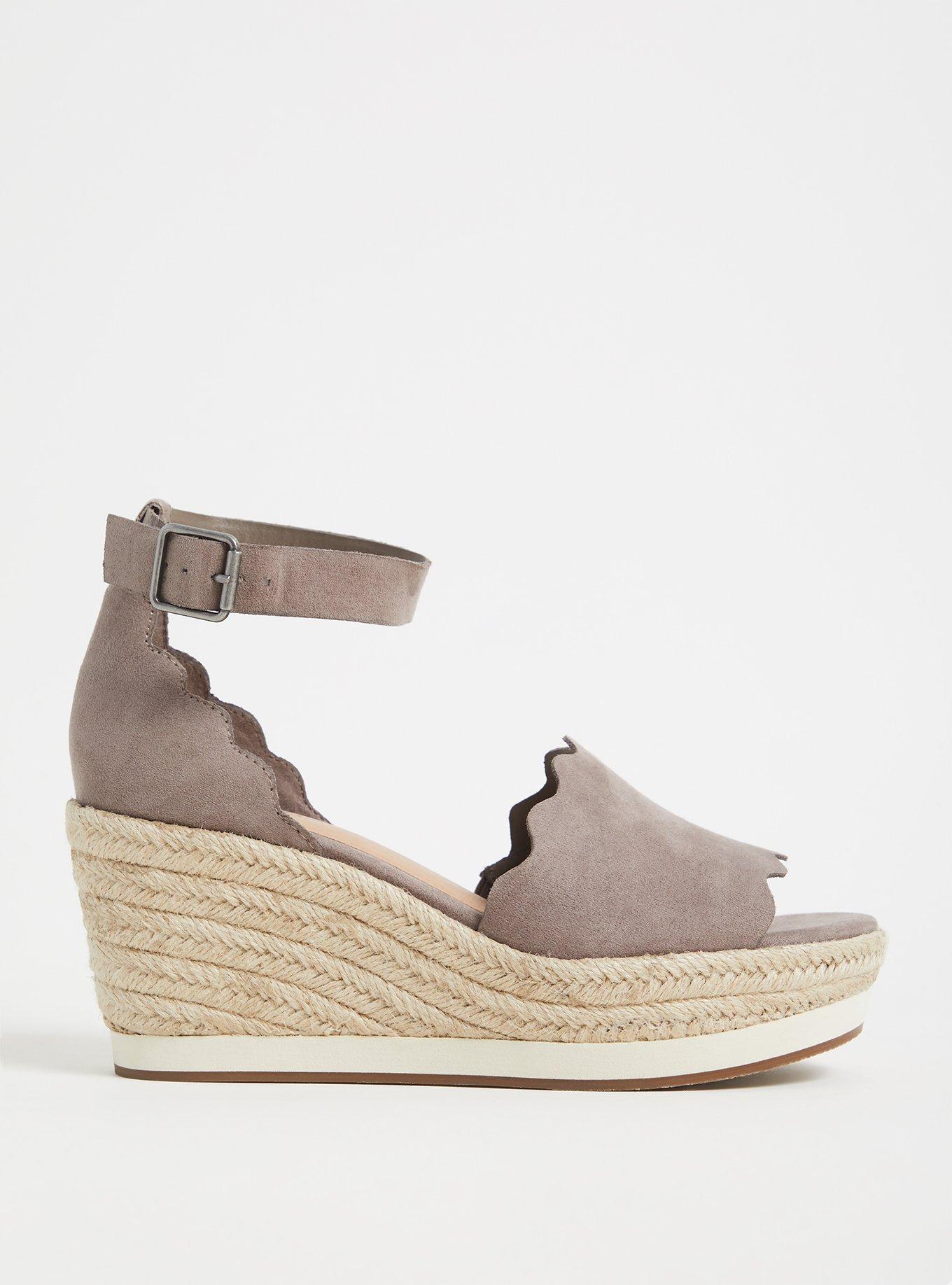 Scalloped platform jamb espadrille sandal