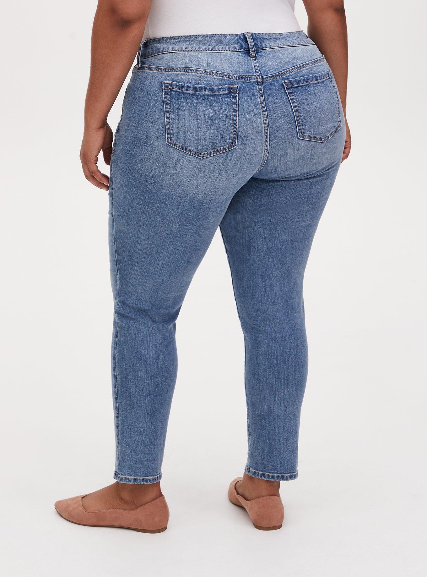 Plus Size Boyfriend Straight Mid-Rise Jean, SPEAKERPHONE, alternate