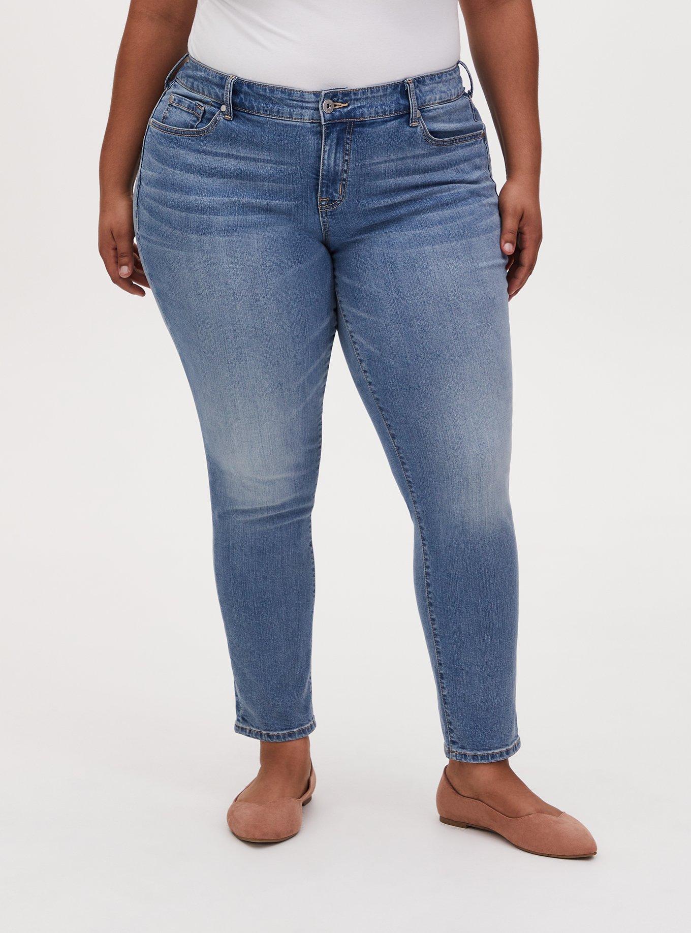 Plus Size Boyfriend Straight Mid-Rise Jean, SPEAKERPHONE, alternate