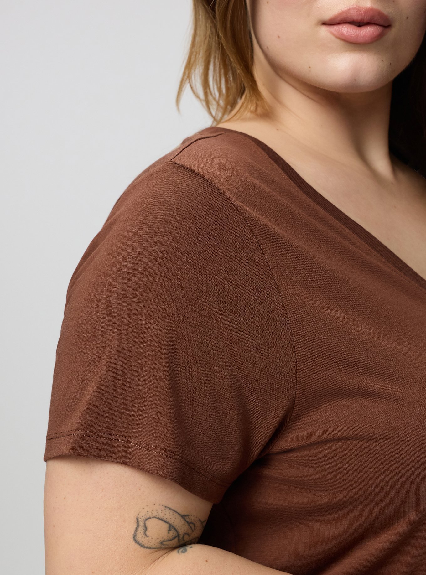 Girlfriend Signature Jersey V-Neck Tee, CAPPUCCINO, alternate