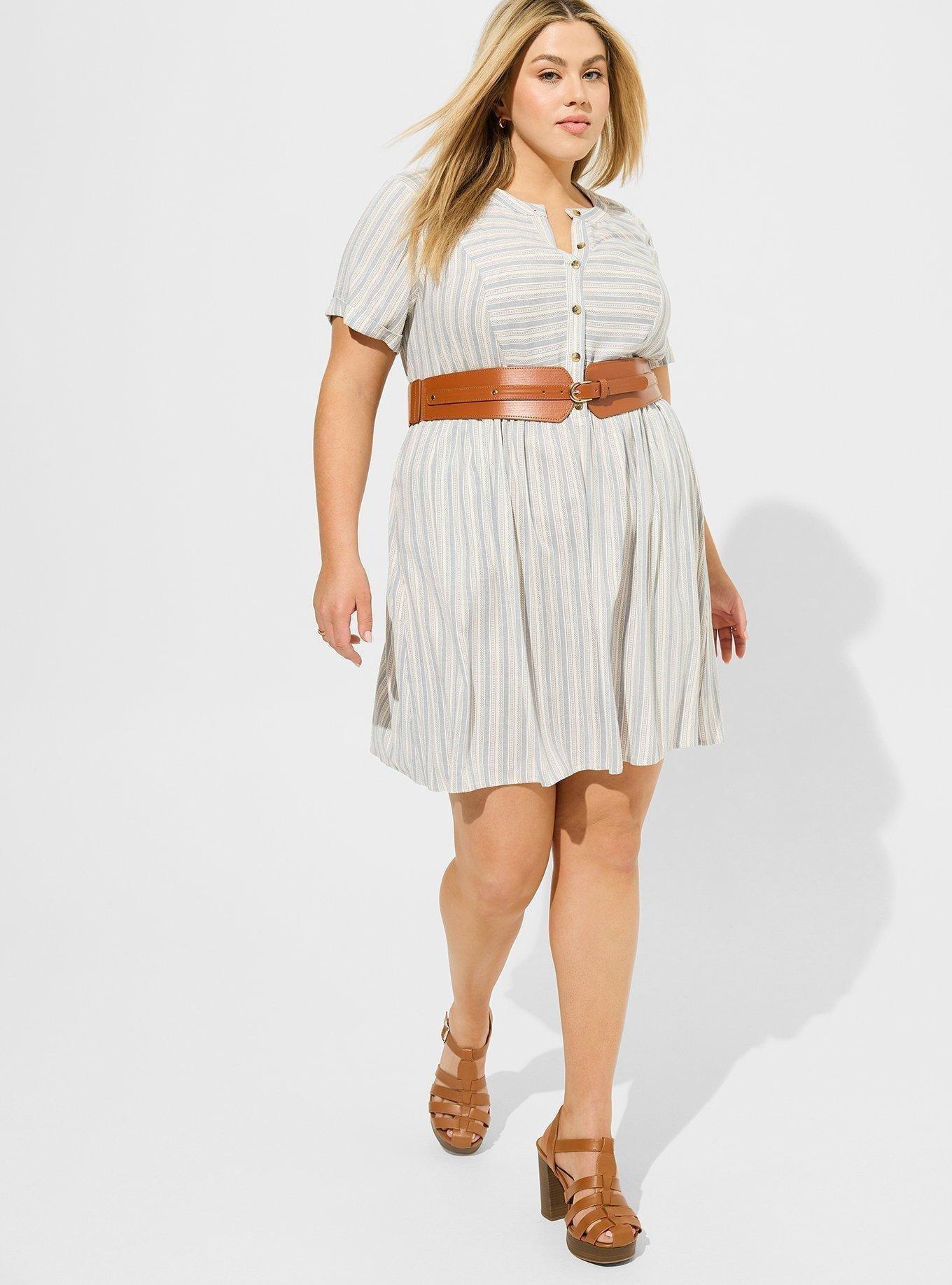 Dual button front outlet flare skirt